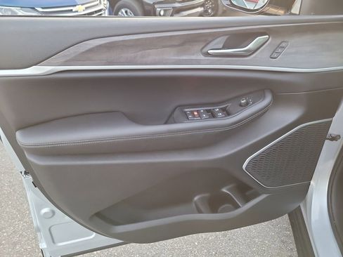 New 2026 Jeep Grand Cherokee L Limited image 15