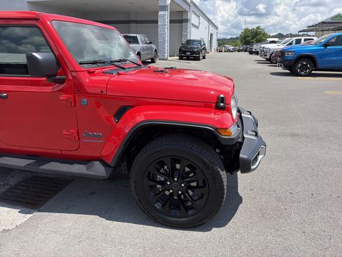 Used 2025 Jeep Wrangler Unlimited Sahara AWD/4WD image 4