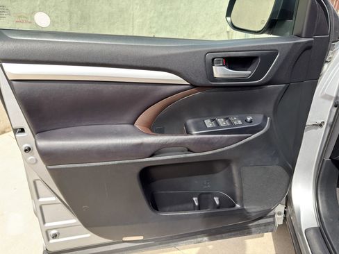 Used 2016 Toyota Highlander XLE image 32