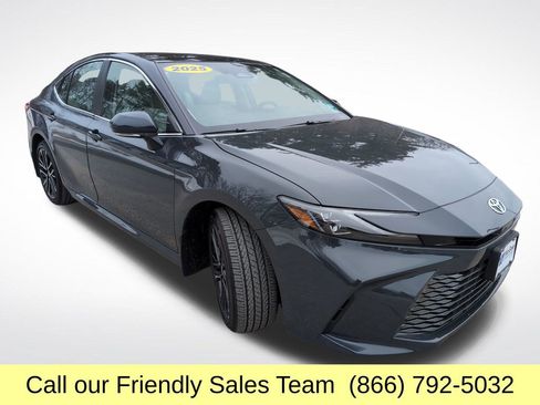 Used 2025 Toyota Camry XLE w/ Premium Package image 9