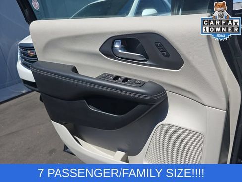 Used 2023 Chrysler Pacifica Touring-L FWD image 11