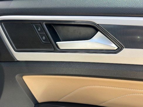 Used 2022 Volkswagen Atlas Cross Sport SE FWD image 24