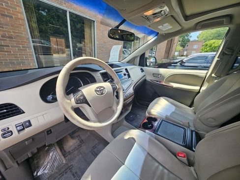 Used 2014 Toyota Sienna XLE FWD image 39