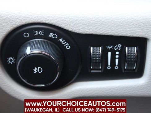 Used 2018 Chrysler Pacifica Touring-L image 26