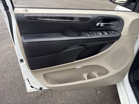 Used 2013 Dodge Grand Caravan SXT w/ UConnect Hands-Free Group image 15