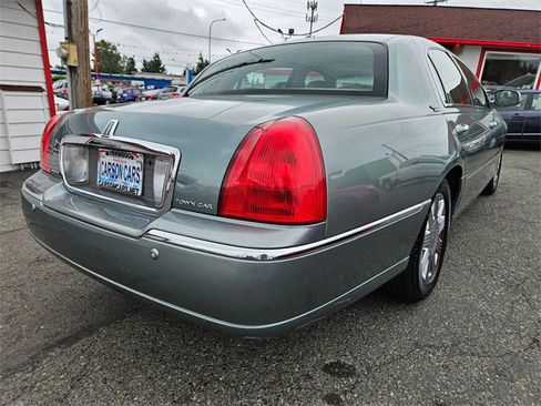 Used 2005 Lincoln Town Car Signature Limited image 3