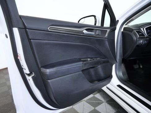 Used 2017 Ford Fusion SE w/ Equipment Group 202A AWD/4WD image 16