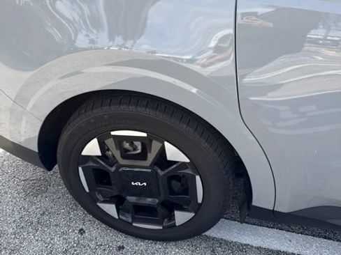 Used 2025 Kia Carnival EX FWD image 3