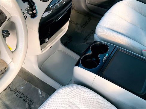 Used 2013 Toyota Sienna LE image 16