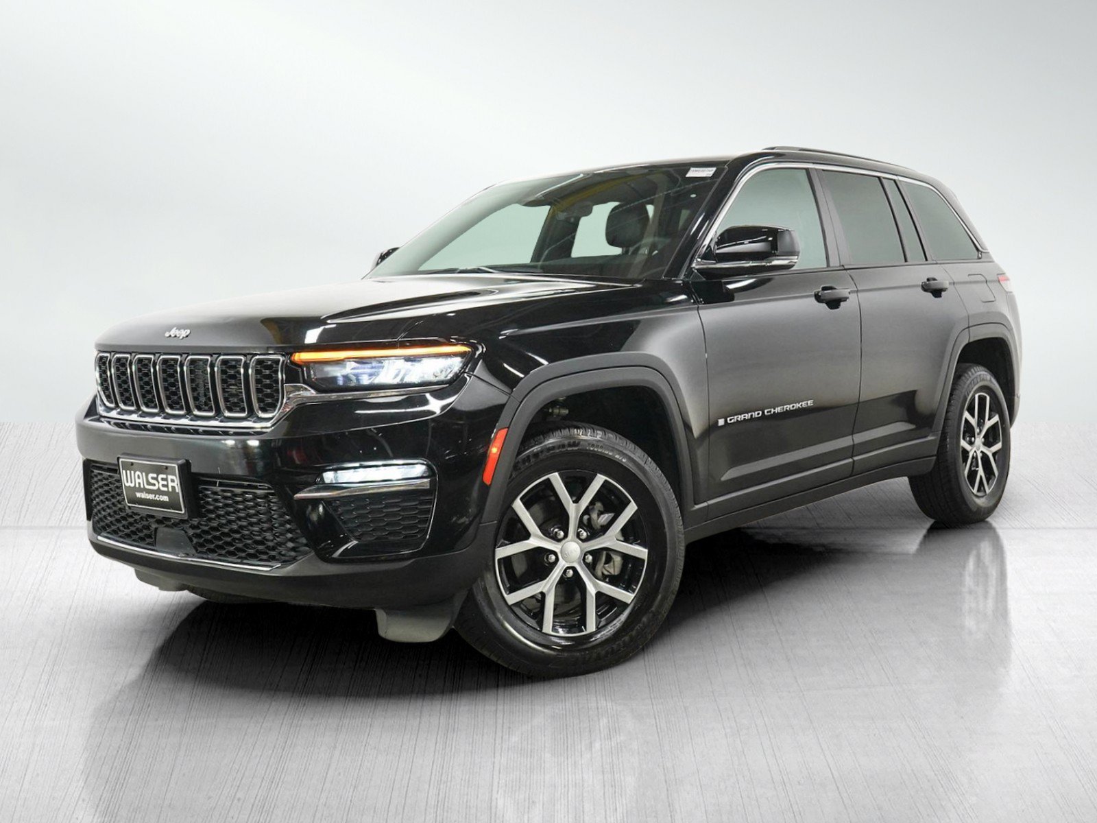 Used 2024 Jeep Grand Cherokee Limited AWD/4WD image 1