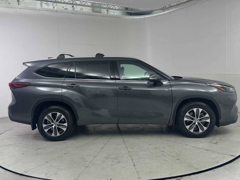 Used 2022 Toyota Highlander XLE AWD/4WD image 9