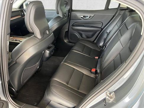 Used 2021 Volvo S60 T5 Momentum w/ Premium Package image 10