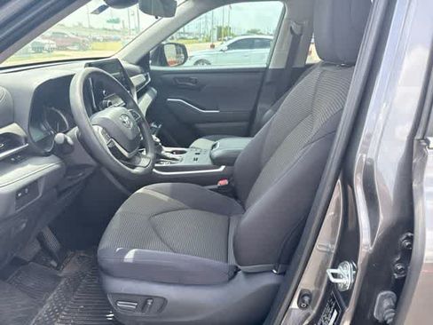 Used 2023 Toyota Highlander L FWD image 7