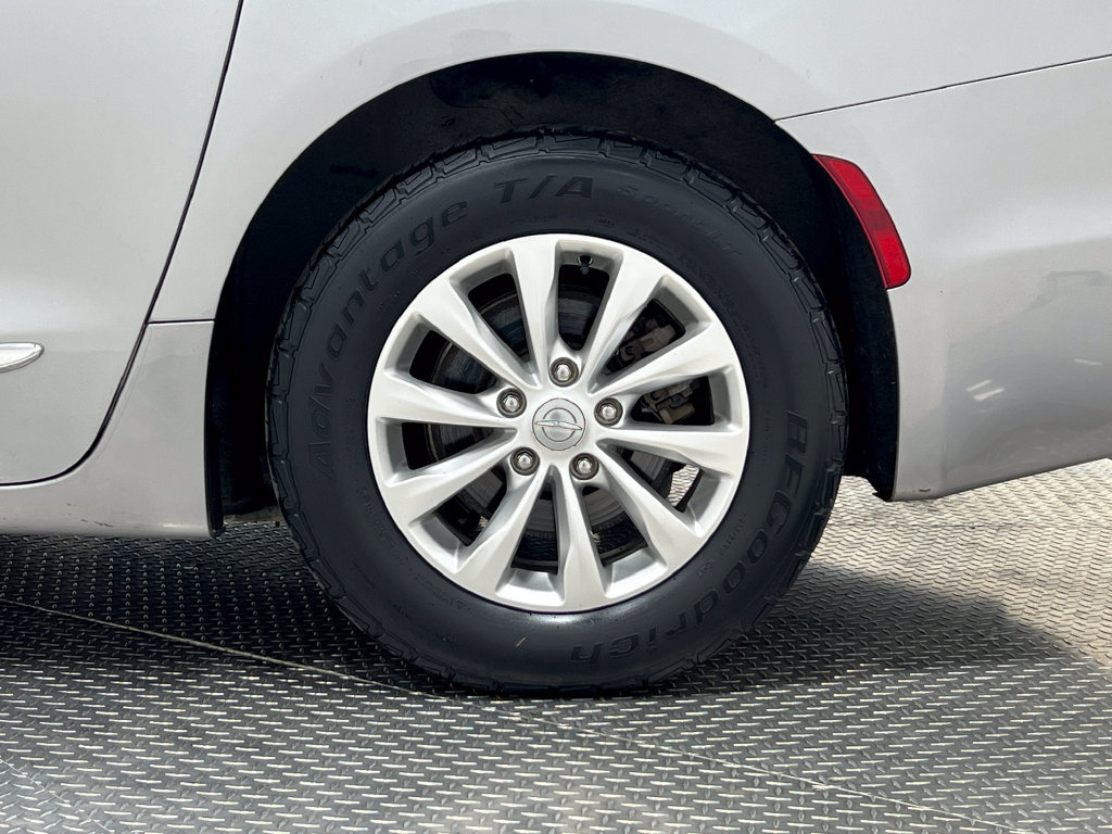 Used 2018 Chrysler Pacifica Touring-L FWD image 37