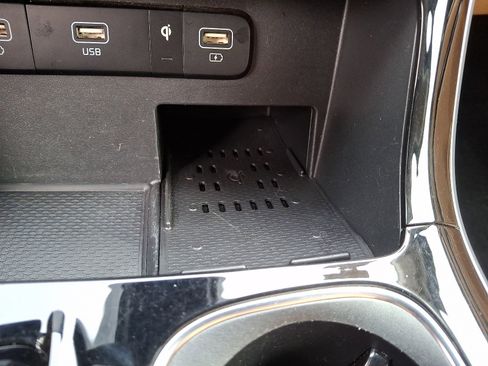 Used 2022 Kia Carnival EX image 26