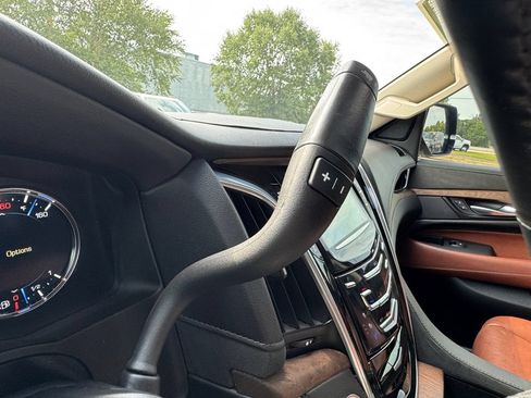 Used 2019 Cadillac Escalade Premium Luxury AWD/4WD image 32