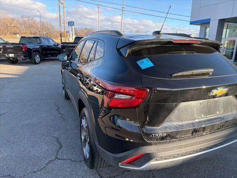 Used 2025 Chevrolet Trax LT w/ LT Convenience Package image 17