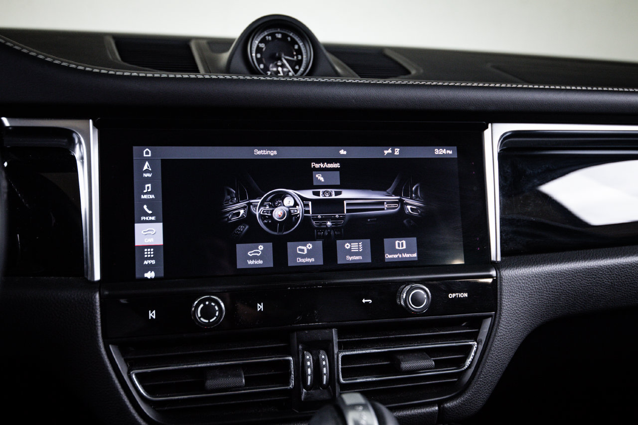 Certified 2024 Porsche Macan AWD/4WD image 18