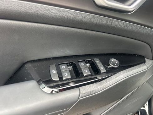 Used 2025 Kia Sportage EX image 13
