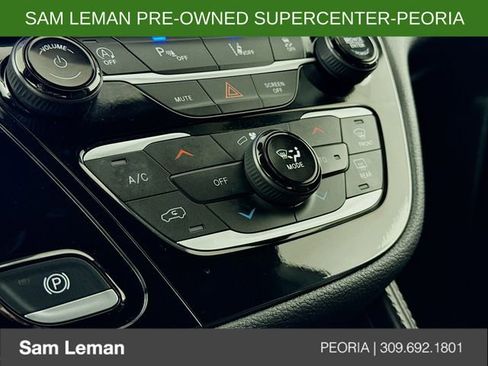 Used 2025 Chrysler Pacifica Limited image 16