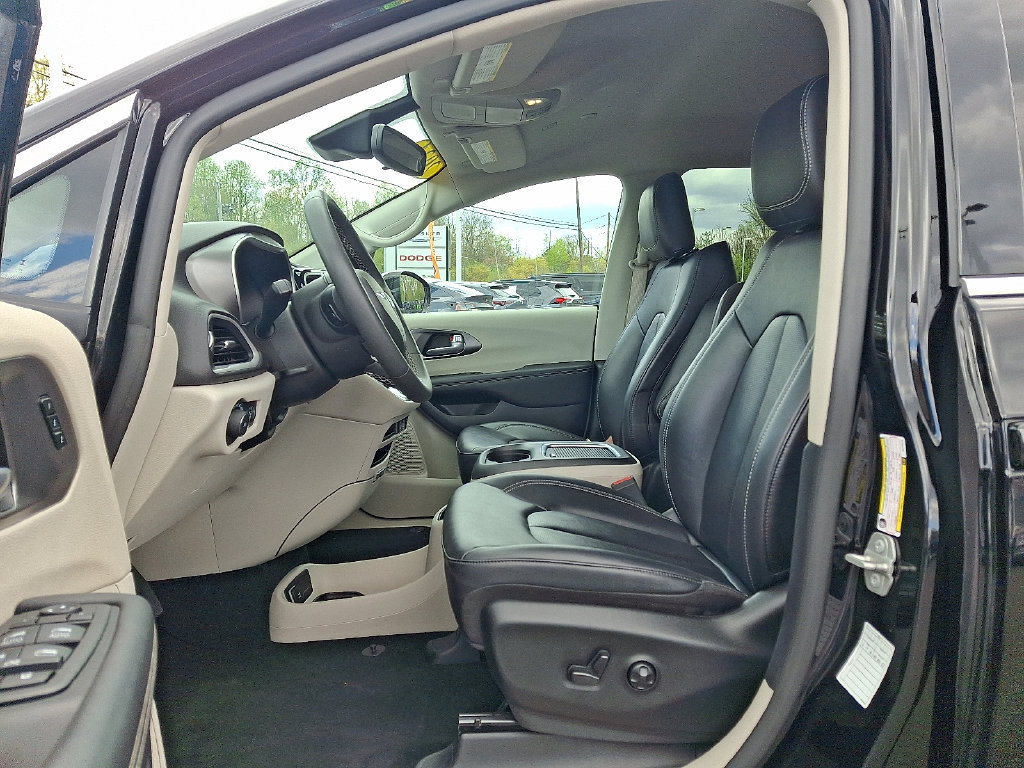 Used 2024 Chrysler Pacifica Touring-L FWD image 15