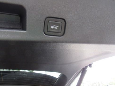 Used 2025 Chevrolet Traverse LT FWD image 9