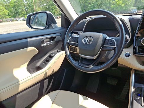 Used 2023 Toyota Highlander XLE AWD/4WD image 6