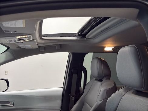 Used 2025 Toyota Sienna XLE FWD image 34