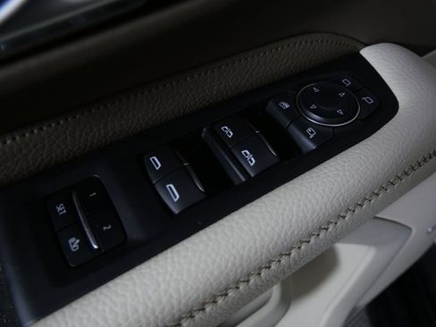 Used 2022 GMC Yukon XL Denali AWD/4WD image 14