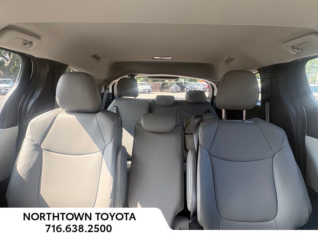 Used 2025 Toyota Sienna XLE w/ XLE Plus Package FWD image 17