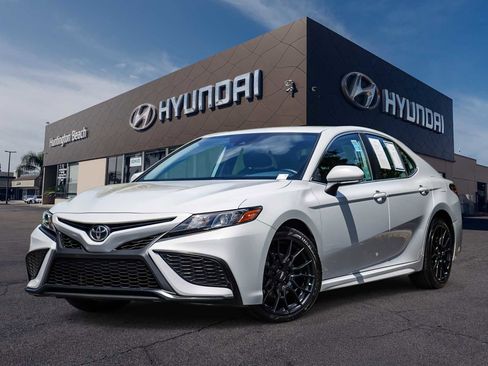 Used 2022 Toyota Camry SE w/ Carpet Mat Package (TMS) FWD image 1
