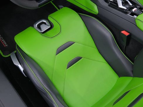 Used 2023 Lamborghini Huracan EVO RWD image 12