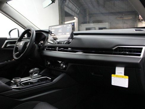 New 2026 Mitsubishi Outlander ES image 17