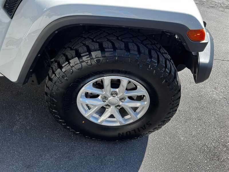 Used 2023 Jeep Gladiator Sport AWD/4WD image 12
