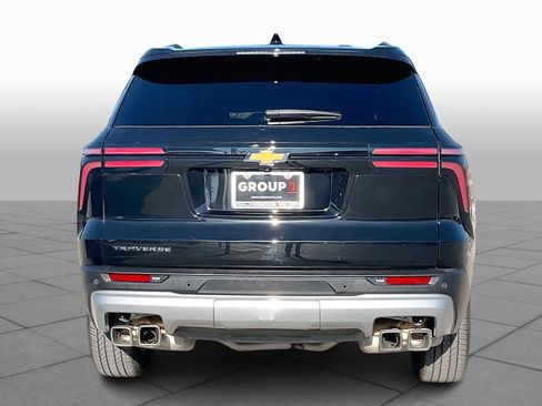 Used 2025 Chevrolet Traverse LT image 4