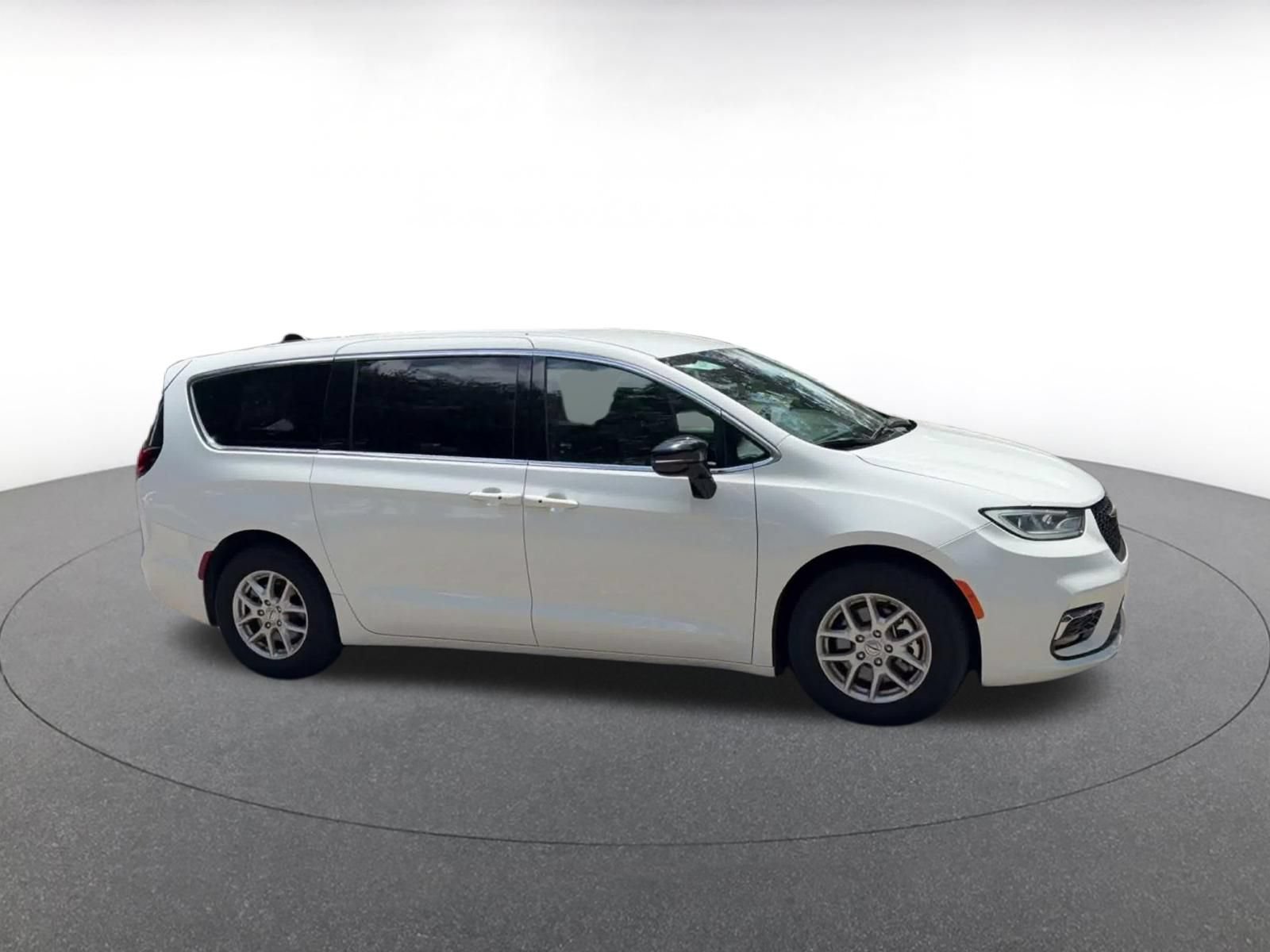Used 2025 Chrysler Pacifica Select FWD image 2