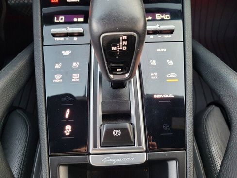 Used 2022 Porsche Cayenne E-Hybrid Coupe image 32