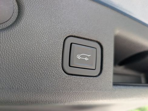 Used 2024 Chevrolet Equinox Premier FWD image 23