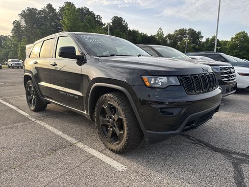 Used 2019 Jeep Grand Cherokee Laredo RWD image 1