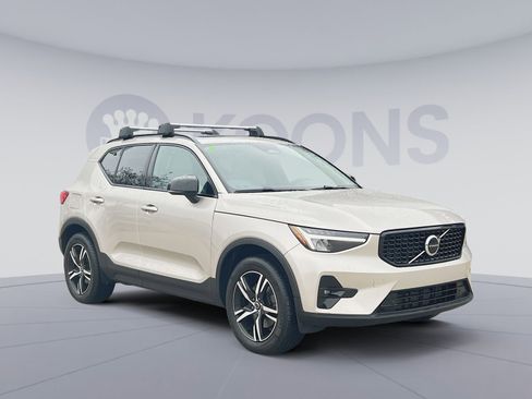 Used 2023 Volvo XC40 B5 Plus image 10