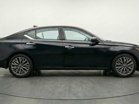 Used 2025 Nissan Altima 2.5 SV FWD image 11