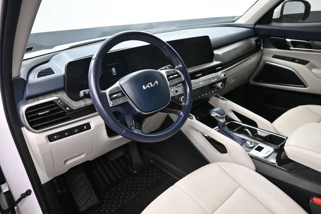 Used 2025 Kia Telluride EX w/ EX Captain's Chair Package FWD image 12