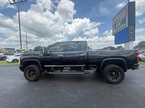 Used 2024 Chevrolet Silverado 2500 High Country w/ High Country Premium Package AWD/4WD image 9