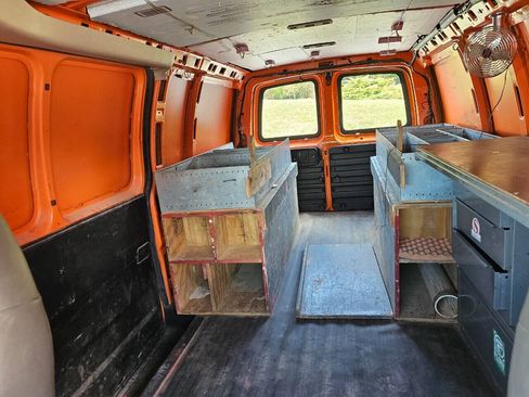 Used 2017 Chevrolet Express 2500 RWD image 20