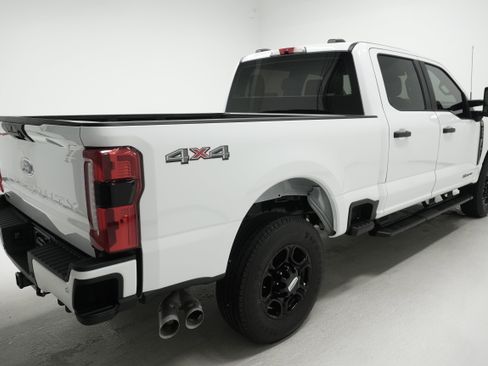 Used 2023 Ford F250 4x4 Crew Cab Super Duty image 3
