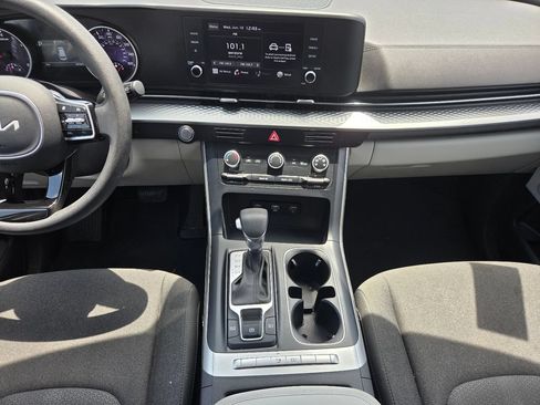 Used 2022 Kia Carnival LX FWD image 15