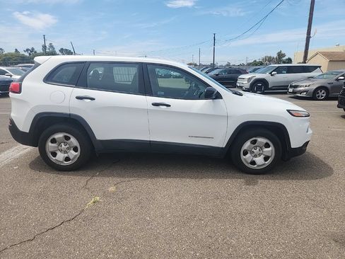 Used 2016 Jeep Cherokee Sport FWD image 16