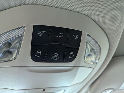 Used 2024 Chrysler Pacifica Touring-L FWD image 17