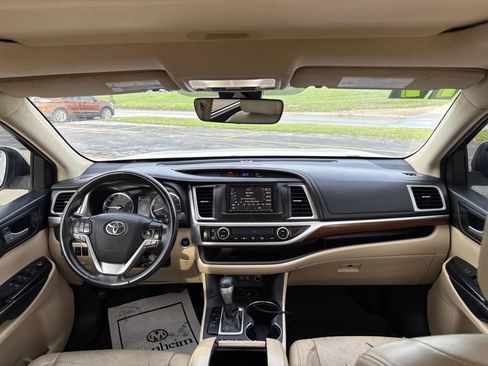 Used 2017 Toyota Highlander AWD V6 image 16