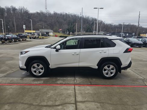 Used 2021 Toyota RAV4 XLE w/ Convenience Package image 8